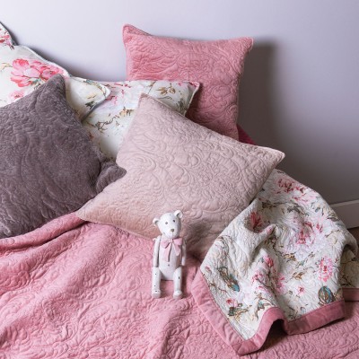 Clayre & Eef Narzuta na łóżko pudrowy róż dwustronna 230 x 260 z dwiema poszewkami na poduszkę 40 x 40 QS061.005