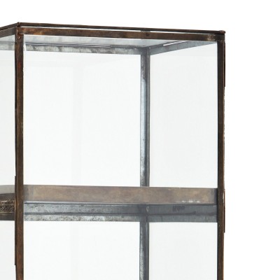 Witryna szklana stojąca z trzema półkami, szklana gablota